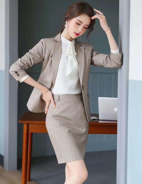 職業(yè)白(bái)領需要(yào)定做(zuò)一(yī)套符合自(zì)己氣質的(de)工(gōng)作(zuò)服